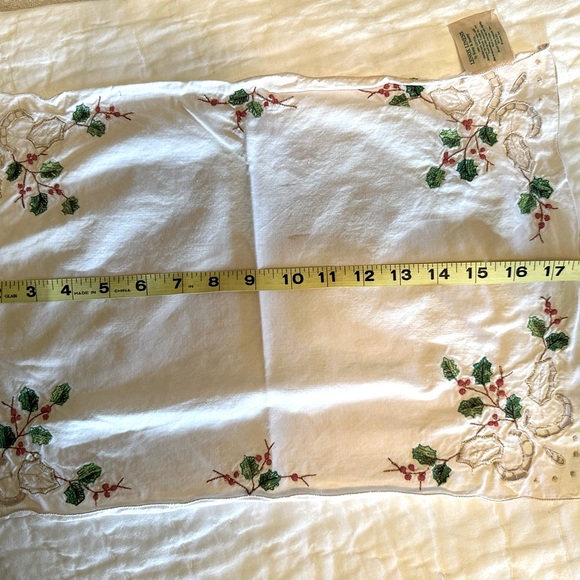 Vintage Lenox Christmas Embroidered Ecru Placemats with Holly Berries - Picture 3 of 10